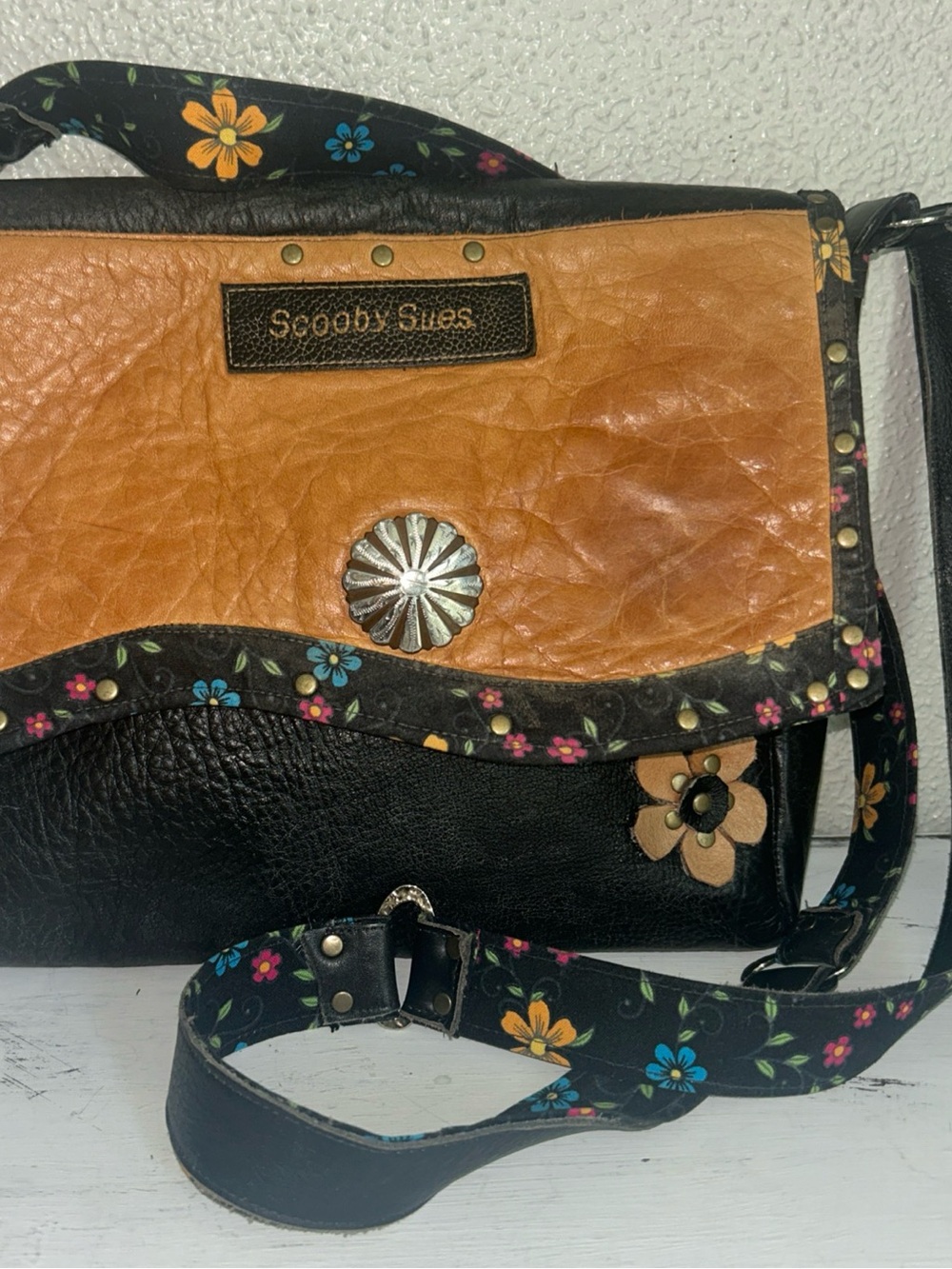 Scotty Sues leather crossbody bag